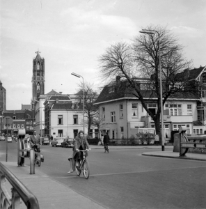 601567 Gezicht op de Mariaplaats te Utrecht vanaf de Willemsbrug (voorgrond).